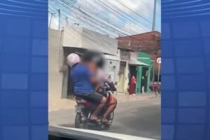 imprudencia-no-transito:-homem-transporta-adulto,-crianca-e-bode-em-motocicleta-no-ceara