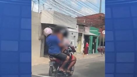 imprudencia-no-transito:-homem-transporta-adulto,-crianca-e-bode-em-motocicleta-no-ceara