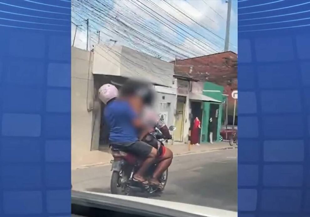 imprudencia-no-transito:-homem-transporta-adulto,-crianca-e-bode-em-motocicleta-no-ceara