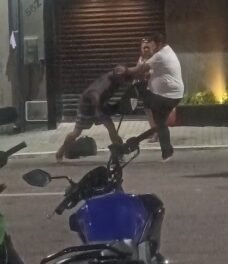 homem-e-agredido-por-populares-apos-ser-apontado-como-autor-de-furtos-no-centro-de-caucaia