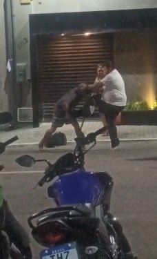 homem-e-agredido-por-populares-apos-ser-apontado-como-autor-de-furtos-no-centro-de-caucaia