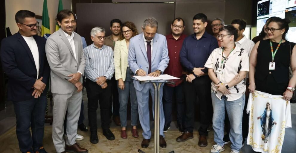 elmano-anuncia-criacao-do-plano-de-cargos-e-carreiras-para-servidores-da-cultura-no-ceara