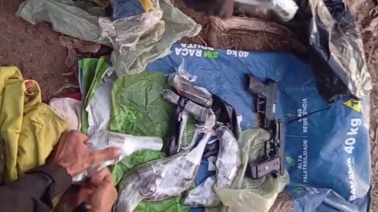 dois-homens-sao-presos-com-8-kg-de-drogas-e-7-armas-de-fogo-em-sobral,-no-ceara