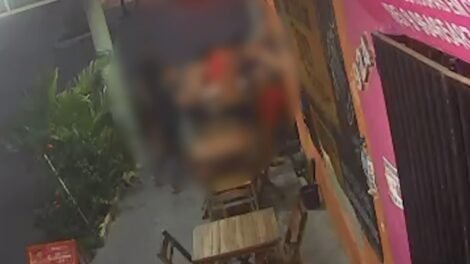 homem-autista-e-agredido-em-comercio-por-usar-camisa-do-fortaleza;-acao-foi-flagrada-em-video