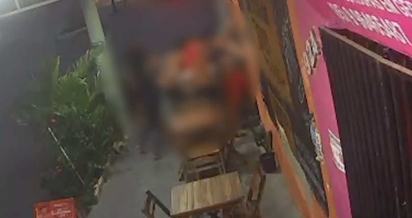 homem-autista-e-agredido-em-comercio-por-usar-camisa-do-fortaleza;-acao-foi-flagrada-em-video