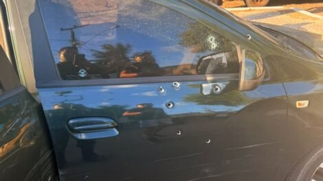 carro-ocupado-por-casal-e-atingido-com-16-tiros-em-fortaleza;-mulher-fica-ferida