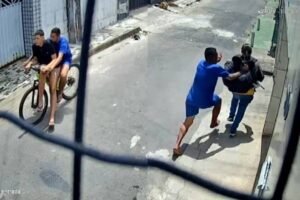 mulher-grita-por-socorro,-mas-tem-pertences-lavados-por-criminosos-durante-assalto-em-rua-de-fortaleza