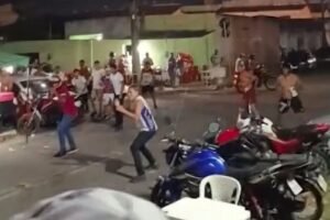 torcedores-do-fortaleza-brigam-com-pedras,-paus-e-garrafas-nas-proximidades-da-arena-castelao