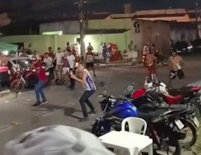 torcedores-do-fortaleza-brigam-com-pedras,-paus-e-garrafas-nas-proximidades-da-arena-castelao