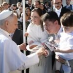 papa-leao-xiv-recebe-chapeu-de-vaqueiro-e-abencoa-familia-cearense-em-roma