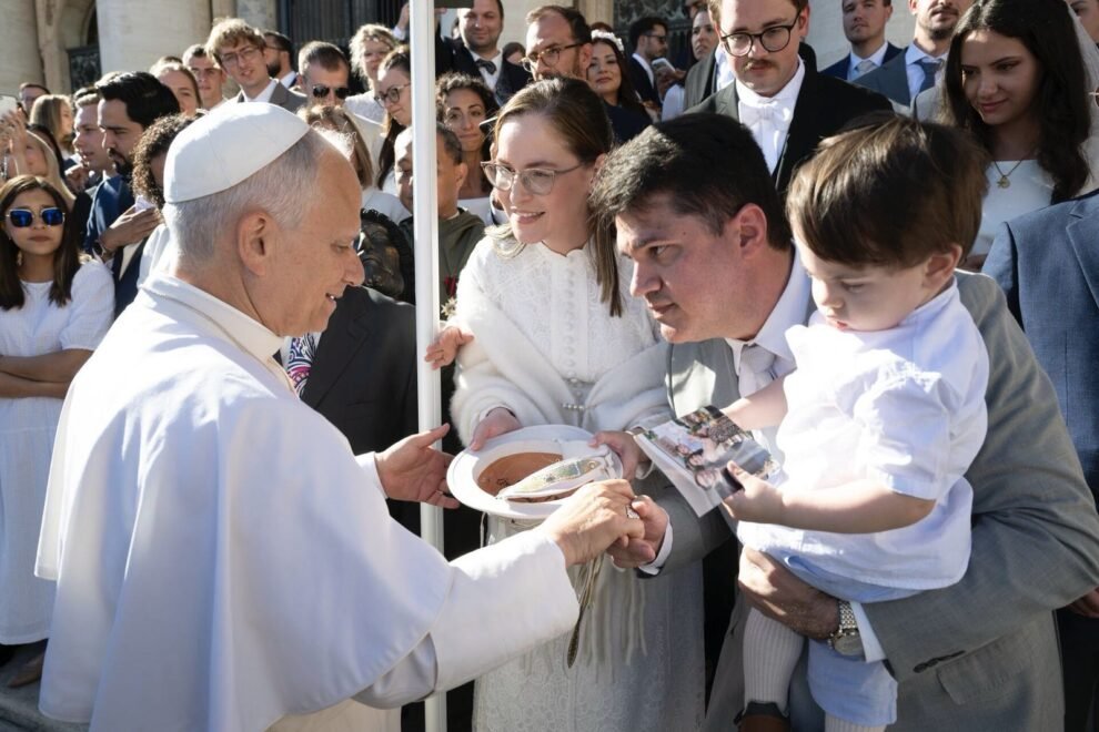 papa-leao-xiv-recebe-chapeu-de-vaqueiro-e-abencoa-familia-cearense-em-roma