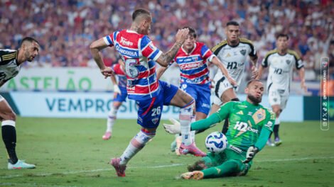 fortaleza-vence-o-atletico-mg,-chega-ao-terceiro-triunfo-seguido-e-fica-a-um-ponto-de-deixar-o-z4