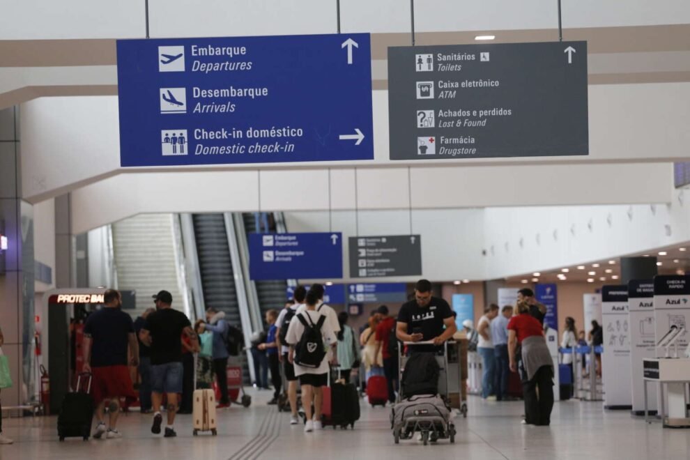 arquiteto-denuncia-retirada-de-cadeiras-do-aeroporto-de-fortaleza:-“ate-para-sentar-tem-que-pagar”