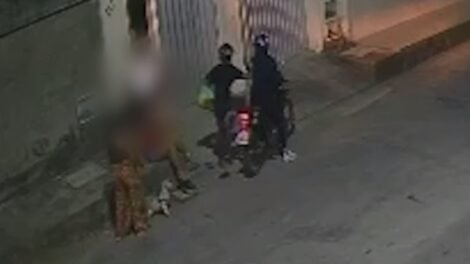 camera-de-seguranca-flagra-assalto-a-grupo-de-moradores-em-calcada-em-fortaleza