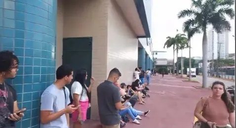 show-do-guns-n’-roses-em-fortaleza-vende-25-mil-ingressos-em-30-minutos-e-gera-longas-filas