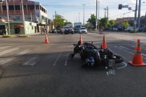 colisao-entre-tres-motocicletas-deixa-um-homem-ferido-em-cruzamento-no-benfica