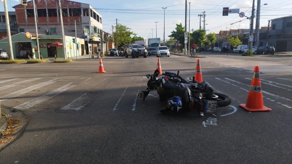colisao-entre-tres-motocicletas-deixa-um-homem-ferido-em-cruzamento-no-benfica