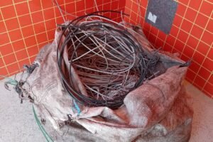 idoso-e-preso-com-50-kg-de-fios-de-energia-furtados-em-paracuru,-no-ceara