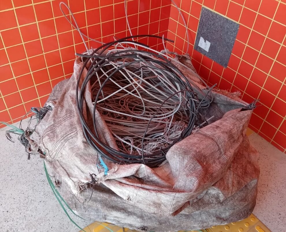 idoso-e-preso-com-50-kg-de-fios-de-energia-furtados-em-paracuru,-no-ceara