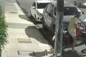 criminoso-destrava-e-furta-motocicleta-em-poucos-segundos-no-meireles,-em-fortaleza