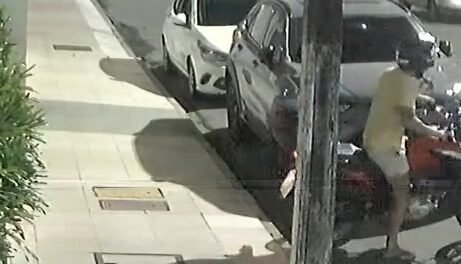 criminoso-destrava-e-furta-motocicleta-em-poucos-segundos-no-meireles,-em-fortaleza