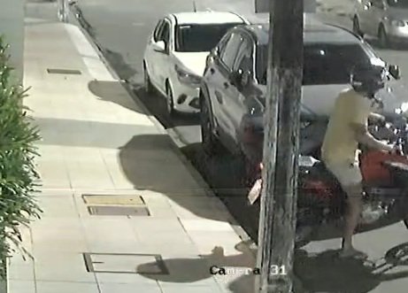 criminoso-destrava-e-furta-motocicleta-em-poucos-segundos-no-meireles,-em-fortaleza