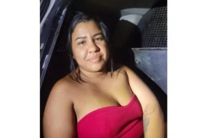 dona-de-boca-de-fumo-sorri-ao-ser-presa-em-flagrante-em-bairro-de-fortaleza