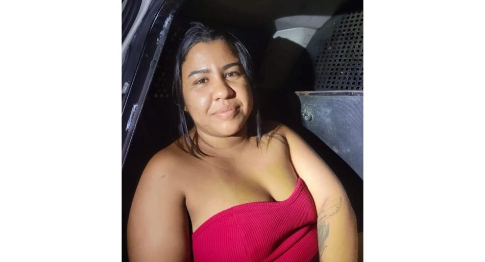 dona-de-boca-de-fumo-sorri-ao-ser-presa-em-flagrante-em-bairro-de-fortaleza