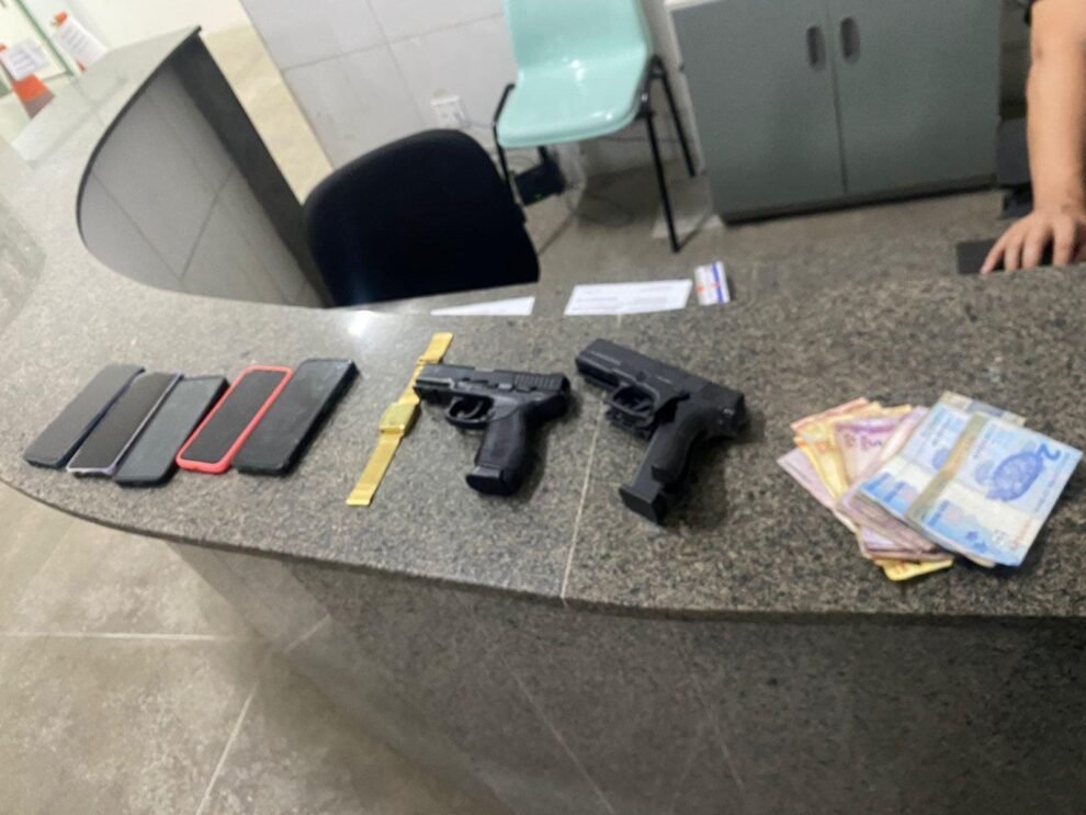 criminosos-sao-presos-minutos-depois-de-assaltar-clientes-de-pizzaria-em-horizonte