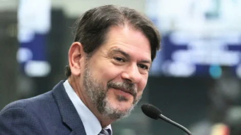 cid-gomes-declara-apoio-a-reeleicao-de-elmano-de-freitas-nas-eleicoes-de-2026