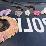pm-descobre-esconderijo-do-crime-e-apreende-armas,-drogas-e-dinheiro-em-bairro-de-fortaleza