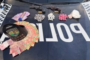 pm-descobre-esconderijo-do-crime-e-apreende-armas,-drogas-e-dinheiro-em-bairro-de-fortaleza