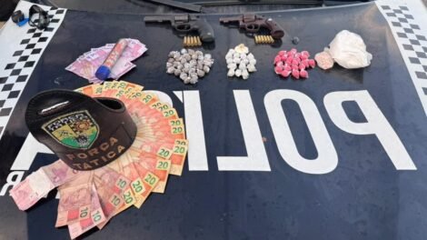 pm-descobre-esconderijo-do-crime-e-apreende-armas,-drogas-e-dinheiro-em-bairro-de-fortaleza