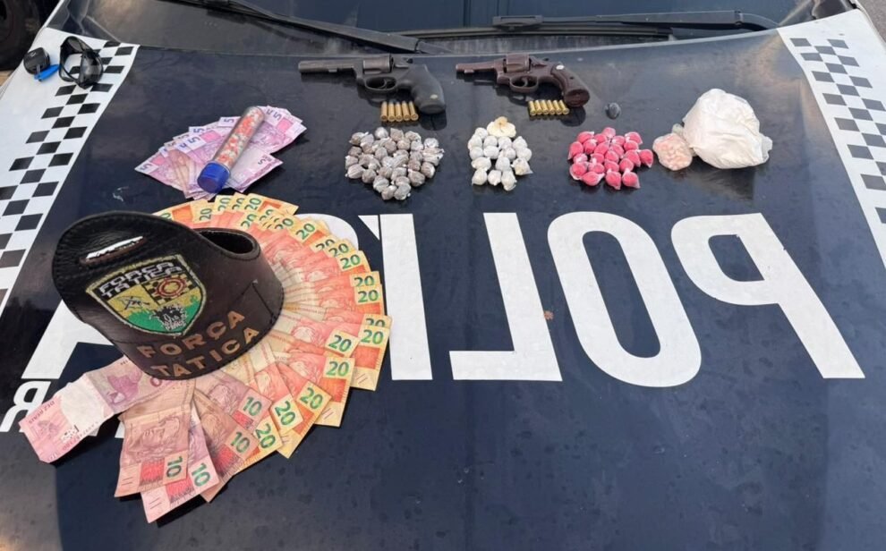 pm-descobre-esconderijo-do-crime-e-apreende-armas,-drogas-e-dinheiro-em-bairro-de-fortaleza