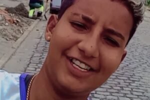 mulher-e-morta-a-tiros-enquanto-conversava-com-amigos-na-rua-em-maracanau,-no-ceara