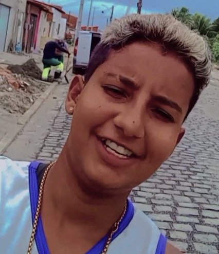 mulher-e-morta-a-tiros-enquanto-conversava-com-amigos-na-rua-em-maracanau,-no-ceara