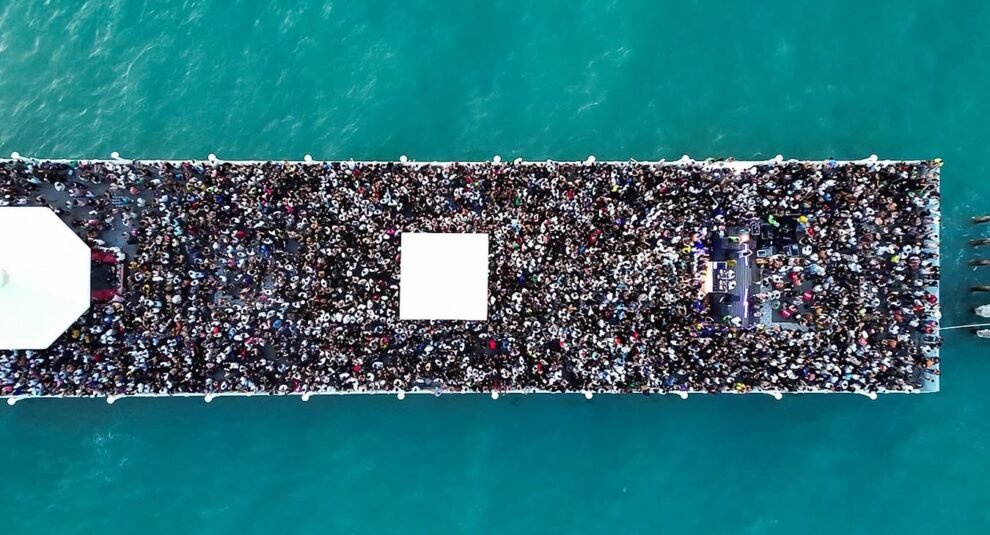 praia-de-iracema:-festa-de-musica-eletronica-lota-ponte-dos-ingleses,-em-fortaleza