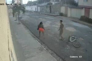 mulher-e-assaltada-na-rua-a-poucos-metros-de-batalhao-da-pm,-em-fortaleza