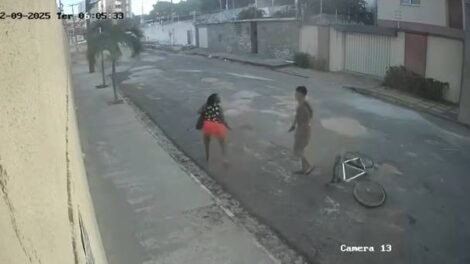 mulher-e-assaltada-na-rua-a-poucos-metros-de-batalhao-da-pm,-em-fortaleza