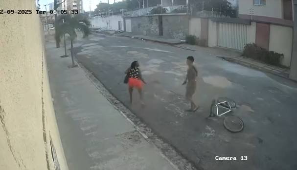 mulher-e-assaltada-na-rua-a-poucos-metros-de-batalhao-da-pm,-em-fortaleza