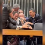 glauber-braga-e-retirado-a-forca-apos-ocupar-mesa-da-camara-dos-deputados