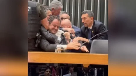 glauber-braga-e-retirado-a-forca-apos-ocupar-mesa-da-camara-dos-deputados