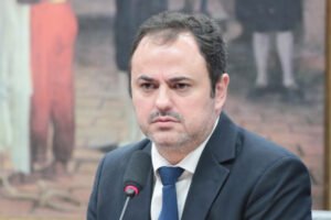 veja-video-completo-que-terminou-com-retirada-a-forca-de-glauber-braga