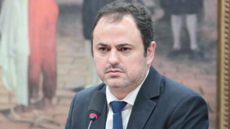 veja-video-completo-que-terminou-com-retirada-a-forca-de-glauber-braga