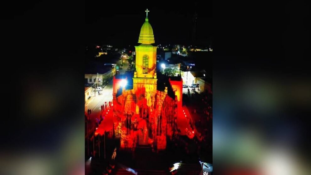 igreja-matriz-de-ubajara-(ce)-recebe-projecao-especial-e-encanta-fieis