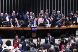saiba-como-votaram-os-deputados-cearenses-no-projeto-que-reduz-pena-de-bolsonaro-e-presos-do-8-de-janeiro