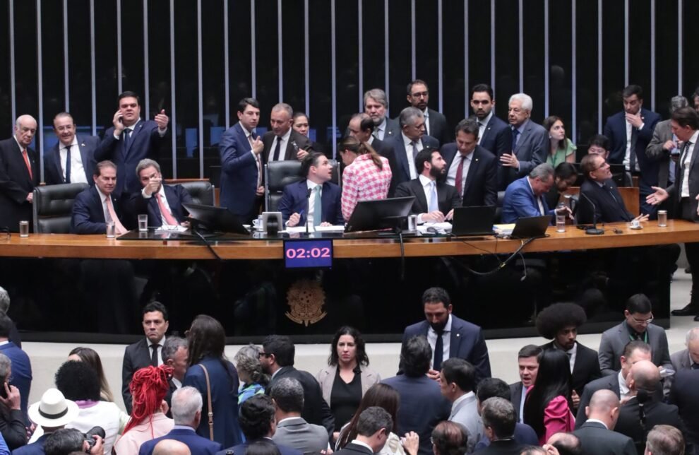 saiba-como-votaram-os-deputados-cearenses-no-projeto-que-reduz-pena-de-bolsonaro-e-presos-do-8-de-janeiro
