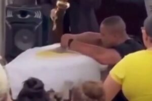 homem-preso-apos-esposa-cair-do-10o-andar-chorou-sobre-o-caixao-da-vitima,-no-interior-do-ceara