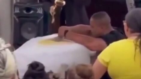 homem-preso-apos-esposa-cair-do-10o-andar-chorou-sobre-o-caixao-da-vitima,-no-interior-do-ceara