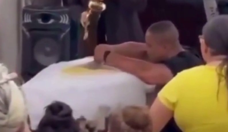 homem-preso-apos-esposa-cair-do-10o-andar-chorou-sobre-o-caixao-da-vitima,-no-interior-do-ceara